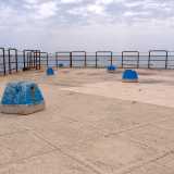 Affacciato sul mare si trova anche una sorta di �solarium� piastrellato...